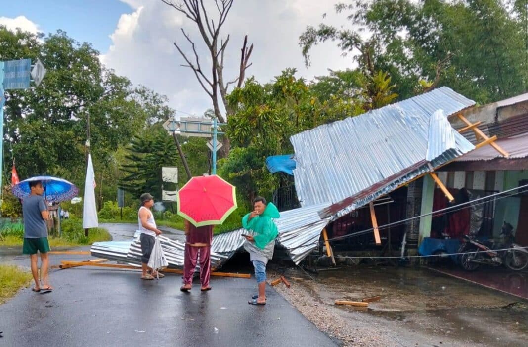 Salah satu bangunan rumah yang rusak diterjang angin puting beliung di Desa Bintang Mersada. Peristiwa tersebut terjadi di 3 lokasi berbeda di Kecamatan Sidikalang Kabupaten Dairi, Senin (27/4/2026). (istimewa)