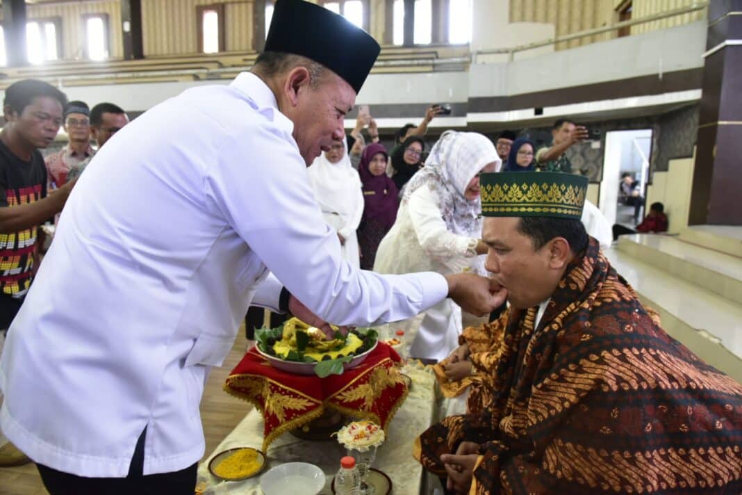 Wakil Bupati Tapteng tepung tawari jemaah calon haji, Kamis (16/4/2016).