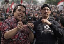 Ade Armando Dilaporkan, Kasus Video JK Memanas: Ini Klarifikasi dan Fakta Lengkapnya Ade Armando (kiri) dan Permadi Arya (kanan) menjadi sorotan usai dilaporkan ke Polda Metro Jaya terkait dugaan penghasutan dan provokasi atas potongan video ceramah Jusuf Kalla yang beredar di media sosial.