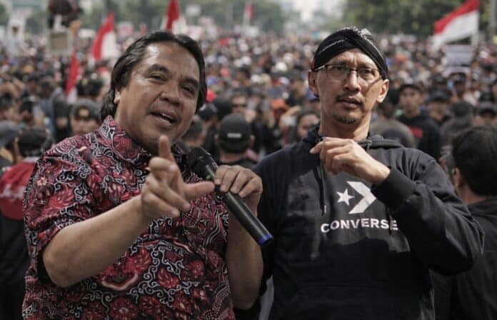 Ade Armando (kiri) dan Permadi Arya (kanan) menjadi sorotan usai dilaporkan ke Polda Metro Jaya terkait dugaan penghasutan dan provokasi atas potongan video ceramah Jusuf Kalla yang beredar di media sosial.