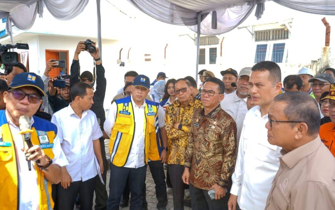 Wakil Wali Kota Medan Zakiyuddin Harahap berdiskusi dengan rombongan Komisi V DPR RI saat kunjungan kerja di Belawan, Kamis (9/4/2026), membahas penanganan banjir rob secara terpadu lintas sektor.