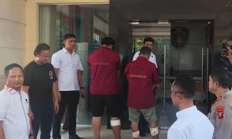 Dua pelaku begal berinisial IH (29) dan JS (30) diamankan petugas Polda Sumatera Utara bersama Polres Pelabuhan Belawan usai terlibat aksi pencurian dengan kekerasan di siang hari di wilayah Medan Marelan, Rabu (22/4/2026).