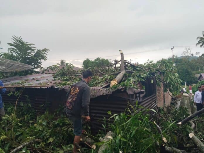 Salah satu hunian warga yang mengalami kerusakan didera angin kencang di Kecamatan Lae Parira Kabupaten Dairi. (Istimewa)