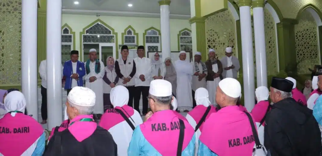 Wakil Bupati Dairi, Wahyu Daniel Sagala memberangkatkan Jemaah Calon Haji dari Masjid Agung Sidikalang, Jumat (24/4/2026) (DETEKSI.co/istimewa)