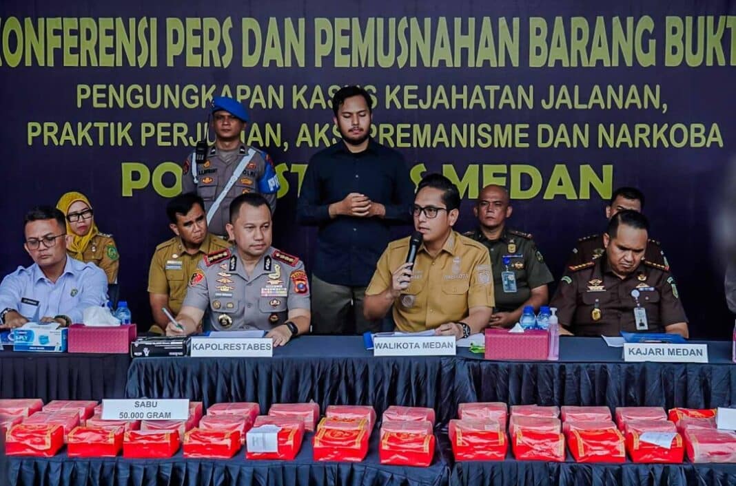 Wali Kota Medan Rico Tri Putra Bayu Waas bersama jajaran Polrestabes Medan menunjukkan barang bukti hasil pengungkapan ratusan kasus narkoba, perjudian, dan kejahatan jalanan dalam Operasi Ketupat Toba 2026 di Lapangan Polrestabes Medan.