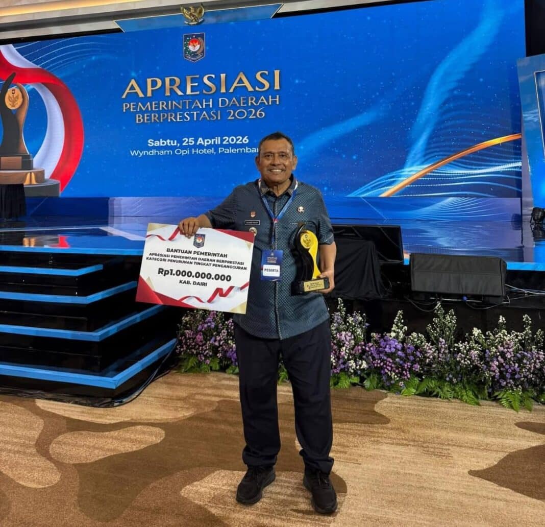 Babupati Dairi Vickner Sinaga, menerima penghargaan pada ajang Apresiasi Pemerintah Daerah Berprestasi tahun 2026 yang diselenggarakan Kementerian Dalam Negeri di Palembang, Sabtu (25/4/2026). (Istimewa)