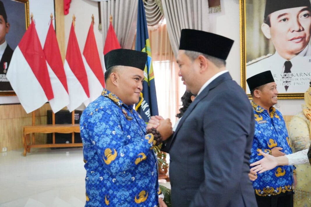 Roy Endharto Tumanggor (mengenakan seragam Korpri) menerima ucapan selamat dari Bupati Pakpak Franc Bernhard Tumanggor, sesaat setelah dilantik menjadi Kepala Dinas Pendidikan. (Istimewa)