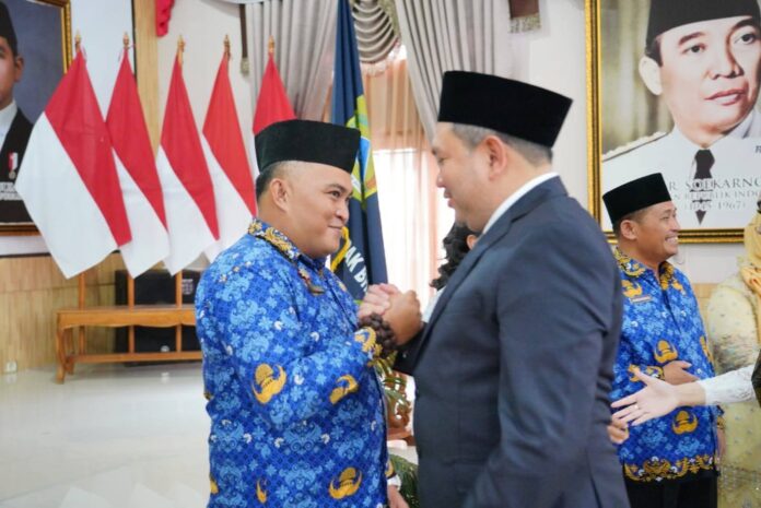 Roy Endharto Tumanggor (mengenakan seragam Korpri) menerima ucapan selamat dari Bupati Pakpak Franc Bernhard Tumanggor, sesaat setelah dilantik menjadi Kepala Dinas Pendidikan. (Istimewa)