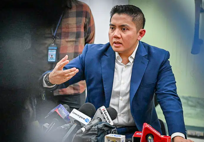 Denda Rp11,4 Triliun Diserahkan! Negara Selamatkan Aset Hutan Raksasa Penyerahan denda administratif senilai Rp11,4 triliun dari pelanggaran kawasan hutan dilakukan di Kompleks Kejaksaan Agung RI, Jakarta, sebagai bagian dari upaya penyelamatan keuangan negara dan penegakan hukum terhadap praktik korupsi di sektor kehutanan.