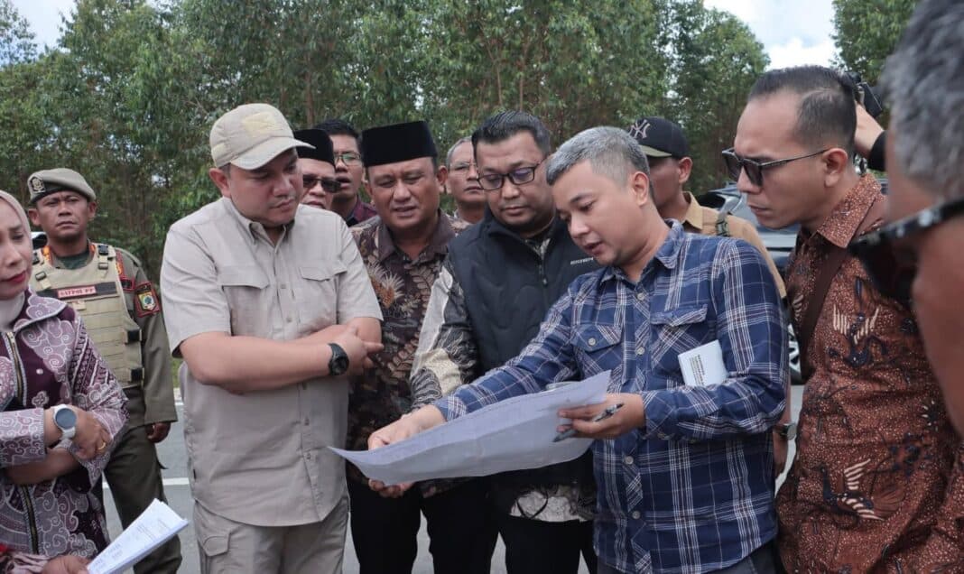 Direktur Toponimi dan Batas Daerah Ditjen Bina Administrasi Kewilayahan Kemendagri, Raziras Rahmadillah meninjau lokasi pembangunan Batalyon 908 Gajah Dompak, untuk memastikan titik koordinat lokasi pembangunan. (Istimewa/Diskominfo)