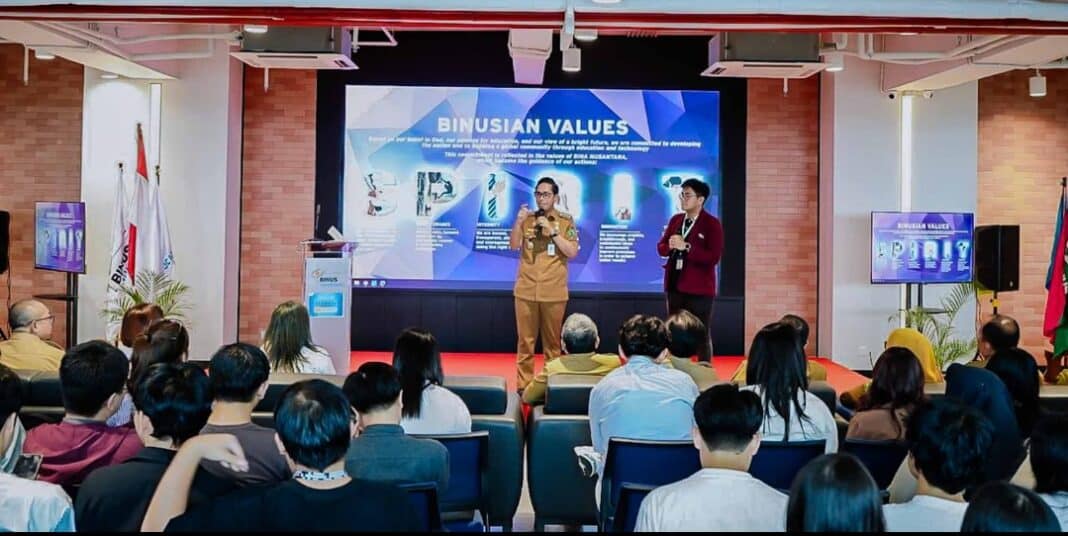 Wali Kota Medan, Rico Tri Putra Bayu Waas, saat menyampaikan materi Entrepreneurial Mindset for Young Innovators dalam kegiatan Studium Generale di Binus Medan, Selasa (28/4/2026). Rico tampil komunikatif dan interaktif, mengajak mahasiswa berani mengambil risiko serta menciptakan solusi kreatif dalam dunia usaha.