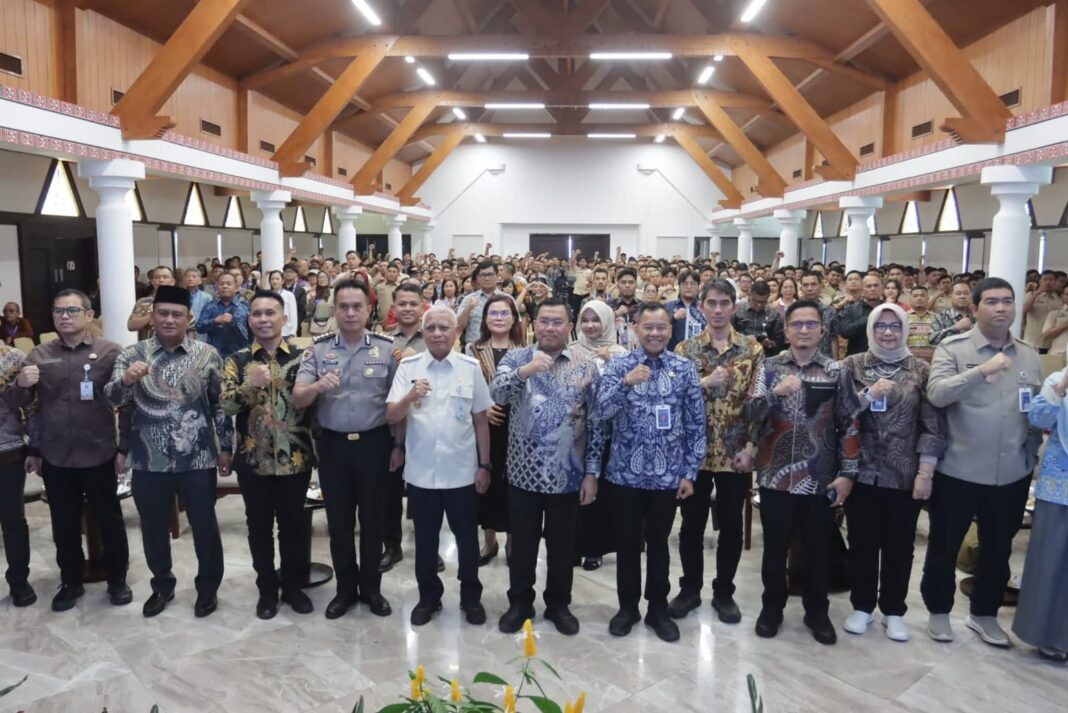 Wakil Bupati Dairi, Wahyu Daniel Sagala diabadikan dengan peserta rapat konsolidasi Program MBG di Hotel Niagara Parapat, Kabupaten Simalungun, Sabtu (11/04/2026). Agenda turut dihadiri Wagubsu H. Surya (istimewa)