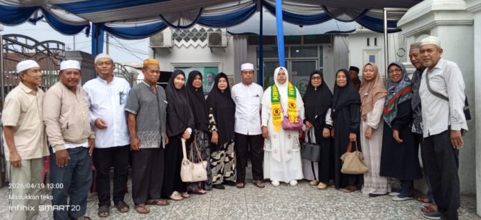 Suasana Haru Haji Medan terasa saat keluarga besar almarhum Lasdi Arman menggelar tradisi marhaban dan tepung tawar.