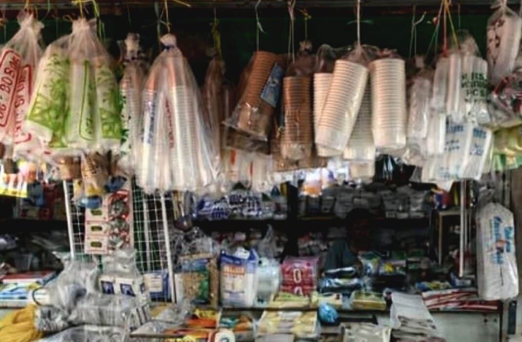 Harga plastik naik hingga 30 persen jelang Lebaran dan terus merangkak setiap hari. Pedagang kecil di Semarang dan Cirebon mengaku keuntungan makin tergerus.