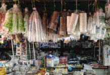 Harga Plastik Naik Gila-gilaan, Pedagang Es dan PKL Menjerit Harga plastik naik hingga 30 persen jelang Lebaran dan terus merangkak setiap hari. Pedagang kecil di Semarang dan Cirebon mengaku keuntungan makin tergerus.