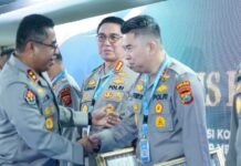 Humas Polda Sumut Sabet Dua Juara Nasional, Bukti Kinerja Digital Makin Unggul Kabid Humas Polda Sumut Kombes Pol Dr. Ferry Walintukan menerima penghargaan Juara I Zona B dari Kadiv Humas Polri Irjen Pol. Johnny Eddizon Isir atas capaian kinerja terbaik kategori Cipta Trending Topik dan SPIT Media Hub Polri periode Januari–Maret 2026.