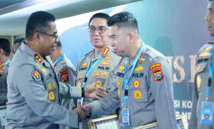 Kabid Humas Polda Sumut Kombes Pol Dr. Ferry Walintukan menerima penghargaan Juara I Zona B dari Kadiv Humas Polri Irjen Pol. Johnny Eddizon Isir atas capaian kinerja terbaik kategori Cipta Trending Topik dan SPIT Media Hub Polri periode Januari–Maret 2026.