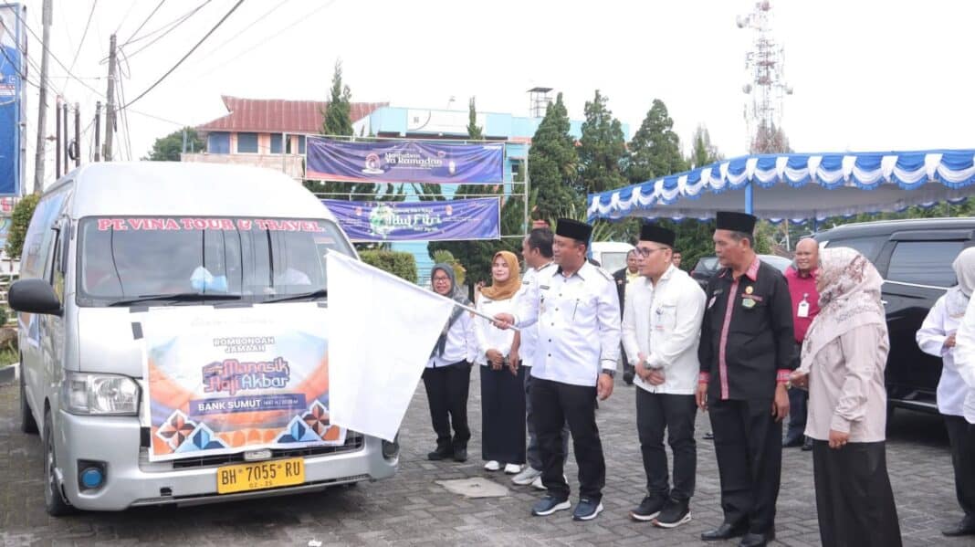 Wakil Bupati Dairi, Wahyu Daniel Sagala melepas keberangkatan calon jamaah haji untuk mengikuti kegiatan manasik haji di Medan, Rabu (1/4/2026). (Istimewa/Diskominfo)