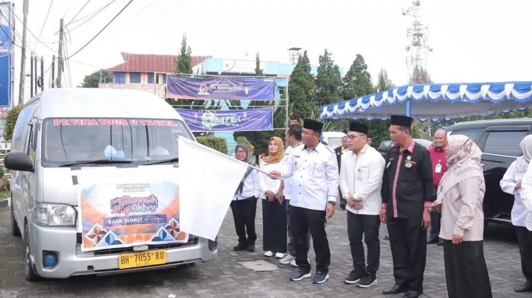 Wakil Bupati Dairi, Wahyu Daniel Sagala melepas keberangkatan calon jamaah haji untuk mengikuti kegiatan manasik haji di Medan, Rabu (1/4/2026). (Istimewa/Diskominfo)