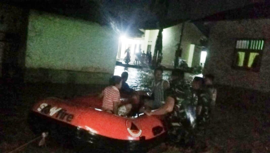 Tim penyelamat mengevakuasi warga Kelurahan Hutanabolon, Kecamatan Tukka, Jumat (3/4/2026) sekira pukul 21.30 WIB.