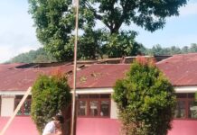 Gedung SD 030407 Lae Parira Dairi Rusak Tersapu Angin, PBM Gunakan Ruang Guru dan Perpustakaan Atap Gedung SD 030407 Lae Parira Kabupaten Dairi Rusak tersapu Angin, Rabu (15/4/2024). (Istimewa)