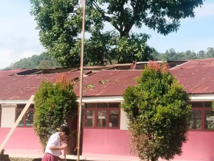 Atap Gedung SD 030407 Lae Parira Kabupaten Dairi Rusak tersapu Angin, Rabu (15/4/2024). (Istimewa)