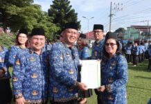 18 Puskesmas di Dairi Terapkan BLUD Wakil Bupati Dairi, Wahyu Daniel Sagala menyerahkan SK BLUD kepada 18 kepala puskesmas pada upacara Hari Kesadaran Nasional di pelataran Kantor Bupati Dairi, Jumat (17/4/2026). (istimewa)