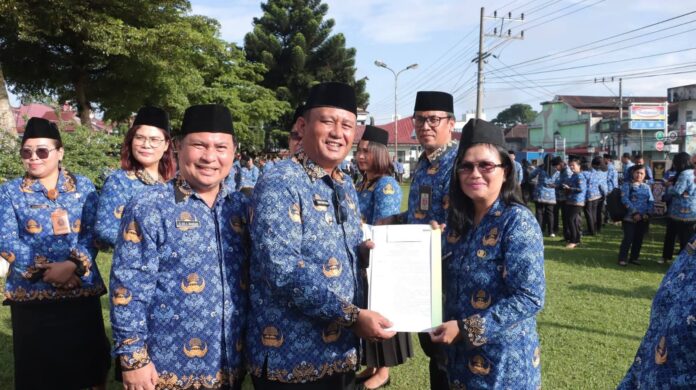 Wakil Bupati Dairi, Wahyu Daniel Sagala menyerahkan SK BLUD kepada 18 kepala puskesmas pada upacara Hari Kesadaran Nasional di pelataran Kantor Bupati Dairi, Jumat (17/4/2026). (istimewa)