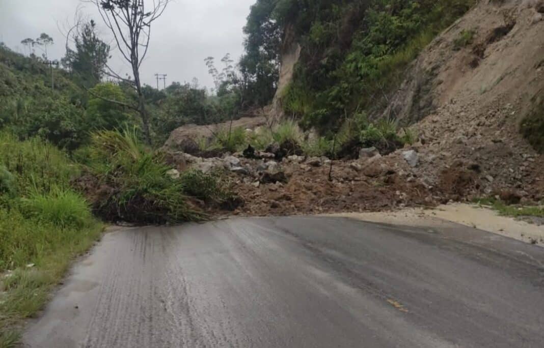 Badan jalan tertutup material longsor di Pangiringan, Desa Parbuluan V Kecamatan Parbuluan Kabupaten Dairi sebelum dinormalisasi BPBD Dairi. (Istimewa)