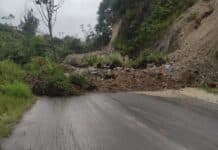 Sempat Tertimbun Longsor, BPBD Dairi Normalisasi Jalan Nasional Sidikalang – Tele Badan jalan tertutup material longsor di Pangiringan, Desa Parbuluan V Kecamatan Parbuluan Kabupaten Dairi sebelum dinormalisasi BPBD Dairi. (Istimewa)