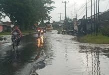 Badan Jalan Mirip Anak Sungai, Kementerian PU Diminta Benahi Drainase di Sidikalang Diguyur hujan sebentar, badan jalan berubah mirip anak sungai dampak drainase yang tidak mampu menampung volume air. Petikan gambar merupakan kondisi jalan di depan Sopo Sahat Martua - Panji, Senin (20/4/2026) (DETEKSI.co/Parulian Nainggolan)