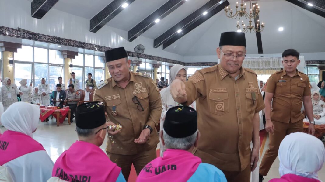 Bupati Vickner Sinaga bersama Wakil Bupati, Wahyu Daniel Sagala memberi 'tepung tawar' kepada Jamaah Calon Haji asal Kabupaten Dairi, Senin (20/4/2026), di Balai Budaya Sidikalang. (Istimewa)