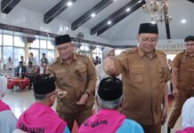 Bupati dan Wakil Bupati Dairi Tepung Tawari 17 Orang Calon Haji Bupati Vickner Sinaga bersama Wakil Bupati, Wahyu Daniel Sagala memberi 'tepung tawar' kepada Jamaah Calon Haji asal Kabupaten Dairi, Senin (20/4/2026), di Balai Budaya Sidikalang. (Istimewa)