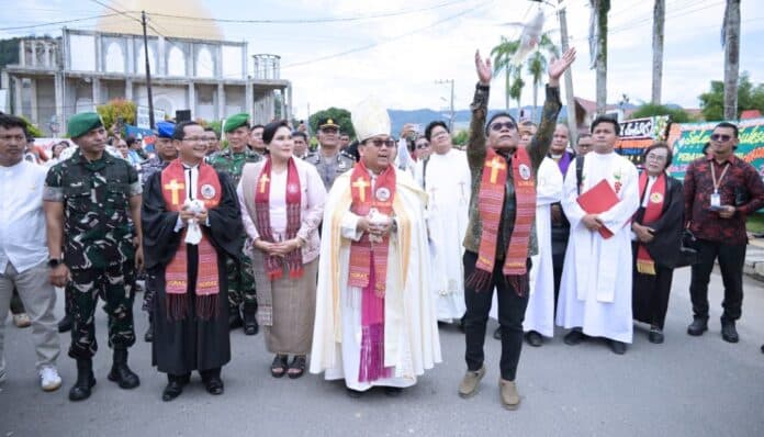 Bupati Tapteng melepas merpati sebagai tanda dimulainya Perayaan Paskah Oikumene, Kamis (13/4/2026).