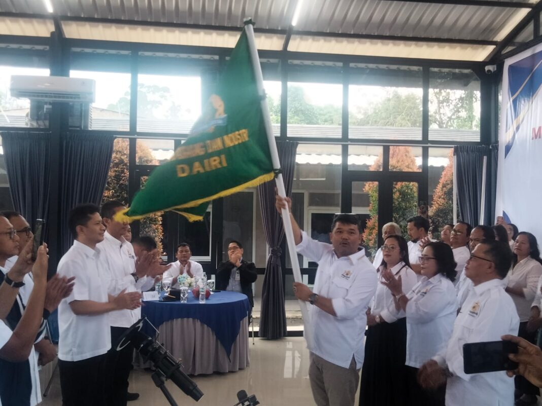 David PNSM Tambunan menerima Pataka dari Ketua Kadin Sumatera Utara, menandai pengukuhan dirinya yang kembali terpilih menjadi ketua Kadin Dairi Periode 2025-2031 pada Mukab V di Aula The Sasta Hotel, Rabu (29/4/2026) (DETEKSI.co/Parulian Nainggolan)