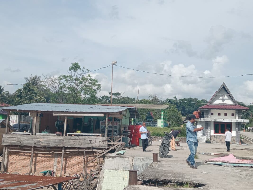 Dorman Sipakkar (44) ahli waris dari almarhum Ardin Sipakkar didampingi ibunya Hotmida Rumahorbo dan Intan Sipakkar menyesalkan sikap dari Dinas Perhubungan Kab. Samosir yang meminta mengosongkan tempat usaha sebelah kanan menuju dermaga, di Desa Huta Bolon, Kecamatan Pangururan, Kab. Samosir.