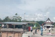 Ahli Waris Ancam Tutup Akses Jalan Menuju Dermaga Huta Bolon, Laspayer Sipayung: Silahkan, Hak Mereka Dorman Sipakkar (44) ahli waris dari almarhum Ardin Sipakkar didampingi ibunya Hotmida Rumahorbo dan Intan Sipakkar menyesalkan sikap dari Dinas Perhubungan Kab. Samosir yang meminta mengosongkan tempat usaha sebelah kanan menuju dermaga, di Desa Huta Bolon, Kecamatan Pangururan, Kab. Samosir.