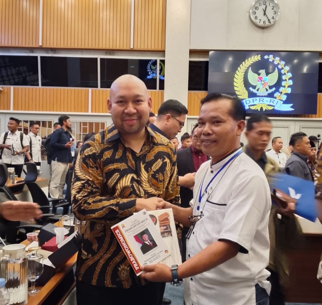Yonge Sihombing berswafoto bersama Didit Hediprasetyo usai pertemuan di DPR-RI, Selasa, 14 April 2026.