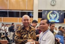 Yonge Undang Didit Prabowo Putra Presiden Prabowo Subianto Acara Peluncuran Buku Prabowonomics Yonge Sihombing berswafoto bersama Didit Hediprasetyo usai pertemuan di DPR-RI, Selasa, 14 April 2026.