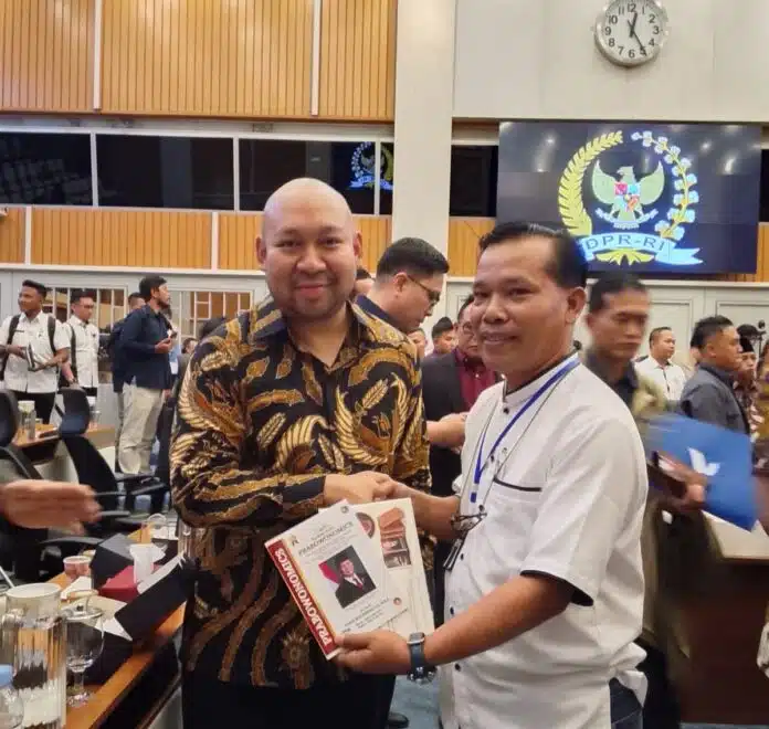 Yonge Sihombing berswafoto bersama Didit Hediprasetyo usai pertemuan di DPR-RI, Selasa, 14 April 2026.