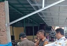 Kolam Pelabuhan Dermaga Parbaba Surut, Oloan Simbolon Sebut Penegakan Perda Jangan Berlaku Kepada Rakyat Miskin Tim Terpadu Pemkab Samosir yang terdiri dari Dinas Perhubungan, Satpol PP serta Badan Pendapatan dan Aset, melakukan eksekusi lapangan (pengukuran) di kolam pelabuhan Parbaba yang telah surut.(DETEKSI.co/hotdonnaibaho).