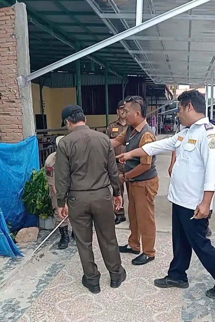 Tim Terpadu Pemkab Samosir yang terdiri dari Dinas Perhubungan, Satpol PP serta Badan Pendapatan dan Aset, melakukan eksekusi lapangan (pengukuran) di kolam pelabuhan Parbaba yang telah surut.(DETEKSI.co/hotdonnaibaho).