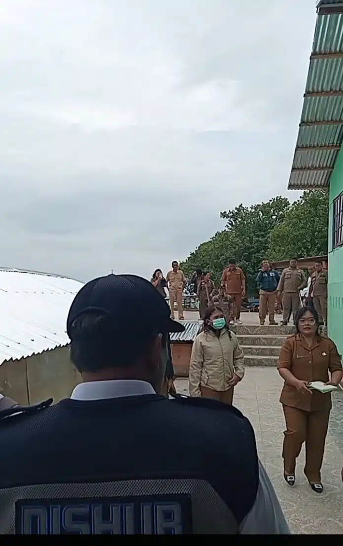 Tim Terpadu dari Pemkab Samosir yang terdiri dari Dinas Perhubungan, Satpol PP serta Badan Pendapatan dan Aset Daerah, melakukan eksekusi lapangan atau pengukuran tanah timbul di kawasan Dermaga Parbaba, Senin 20/4/2026(DETEKSI.co/hotdonnaibaho)
