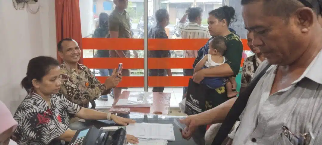 Pelayanan humanis pun diterapkan agar penerima tetap nyaman saat mengantri, mengingat ada sebanyak 1261 kepala keluarga yang akan menerima bantuan stimulan yang disalurkan Kantor Pos Pandan.