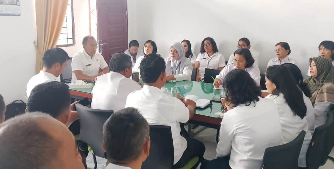 Kadis Dukcapil Kabupaten Dairi, Deddy Dharma Putra Situmorang pimpin konsolidasi internal, ingatkan jajaran untuk budayakan disiplin kerja guna menjaga ritme pelayanan publik tetap prima. (Istimewa)