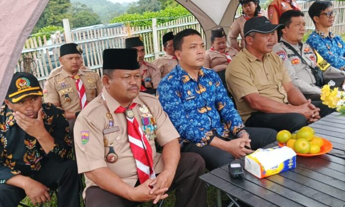 Peserta pramuka mengikuti upacara pembukaan Jambore Cabang Karo ke XII Tahun 2026 di Lapangan Foursety, Desa Kuta Gugung, Kecamatan Naman Teran, Kabupaten Karo, Jumat (17/4/2026), yang berlangsung meriah dan aman dengan pengamanan dari Polsek Simpang Empat.