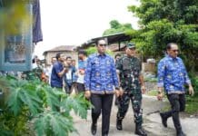 Jembatan Roboh Medan, Rico Waas Gerak Cepat Bangun Akses Baru Lebih Aman Wali Kota Medan Rico Tri Putra Bayu Waas meninjau langsung kondisi jembatan eks perlintasan kereta api yang roboh akibat banjir di Jalan Adi Sucipto, Gang Damai, Kecamatan Medan Polonia, Jumat (17/4/2026), guna memastikan percepatan pembangunan kembali akses penyeberangan bagi masyarakat.