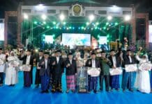 Juara MTQ Medan 2026: Medan Selayang Tampil Gemilang, Raih Piala Bergilir dan Catat Rekor Ekonomi UMKM Asisten Pemerintahan dan Kesejahteraan Rakyat Setda Kota Medan, M. Sofyan, menyerahkan piala bergilir kepada Camat Medan Selayang, Muhammad Husnul Hafis, usai dinobatkan sebagai juara umum MTQ ke-59 tingkat Kota Medan 2026 di Jalan Gatot Subroto, Sabtu (18/4/2026) malam.