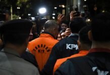 KPK Tangkap Bupati Tulungagung, Dugaan Pemerasan Rp5 Miliar Terbongkar KPK tangkap Bupati Tulungagung dalam operasi tangkap tangan (OTT) terkait dugaan tindak pidana korupsi berupa pemerasan dan penerimaan uang