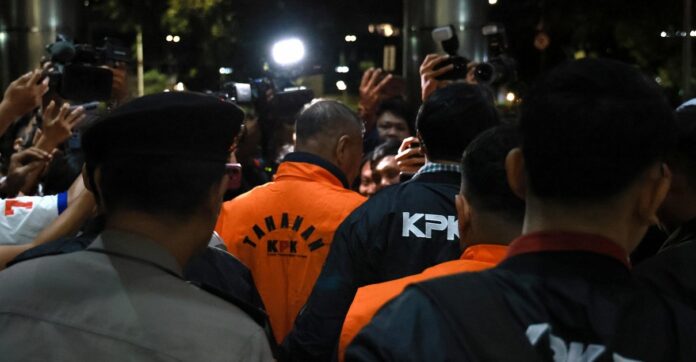 KPK tangkap Bupati Tulungagung dalam operasi tangkap tangan (OTT) terkait dugaan tindak pidana korupsi berupa pemerasan dan penerimaan uang